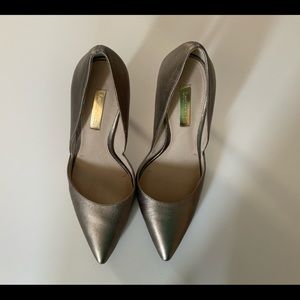 Sexy pewter Louise et Cie pumps